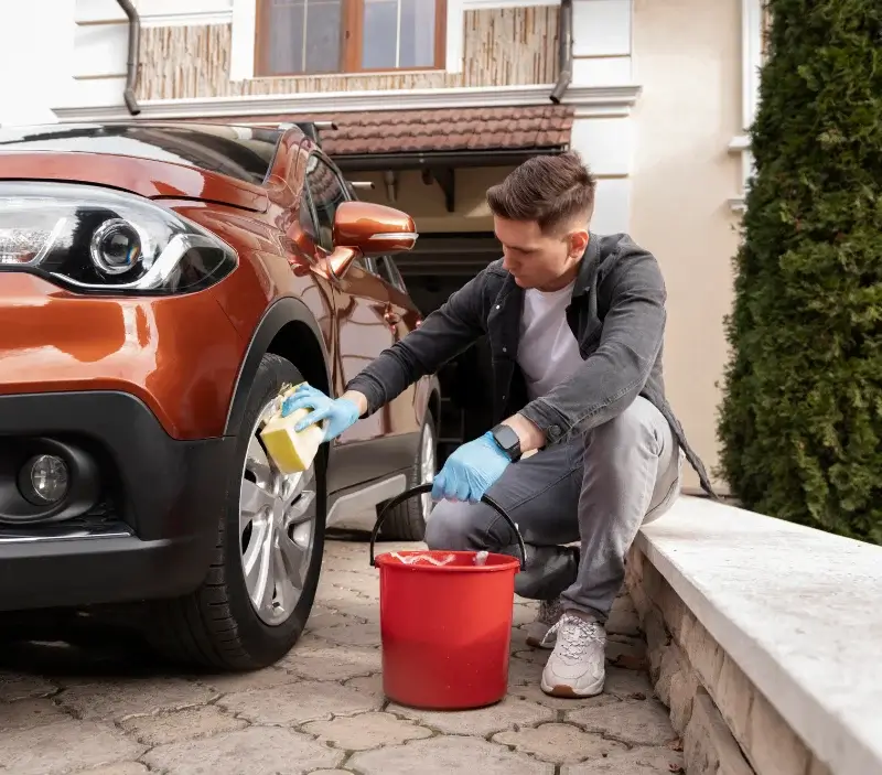 Lavage auto à domicile Chamborigaud : professionnel intervenant sur un véhicule